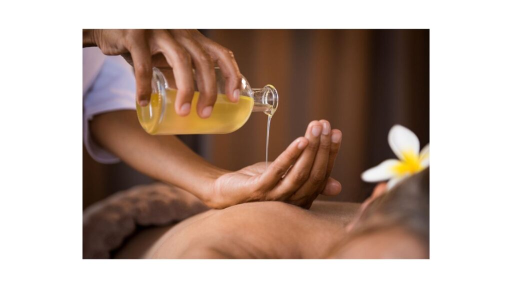 Aceite de masaje vertido en la mano