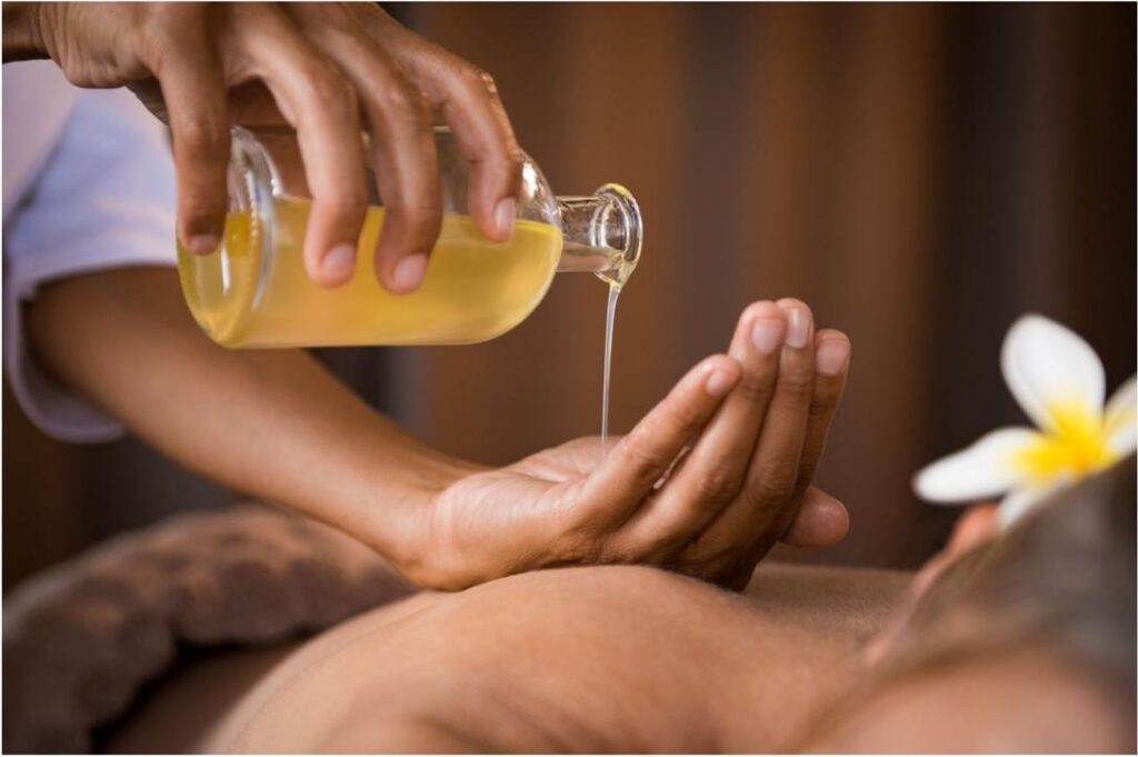Aceite de masaje vertido en la mano